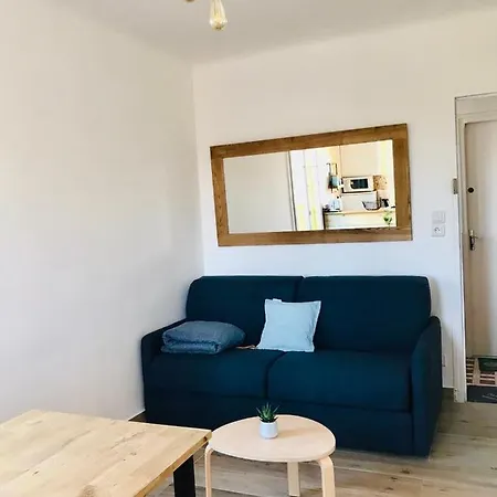 Un Petit Nid Les Pieds Dans L'eau *